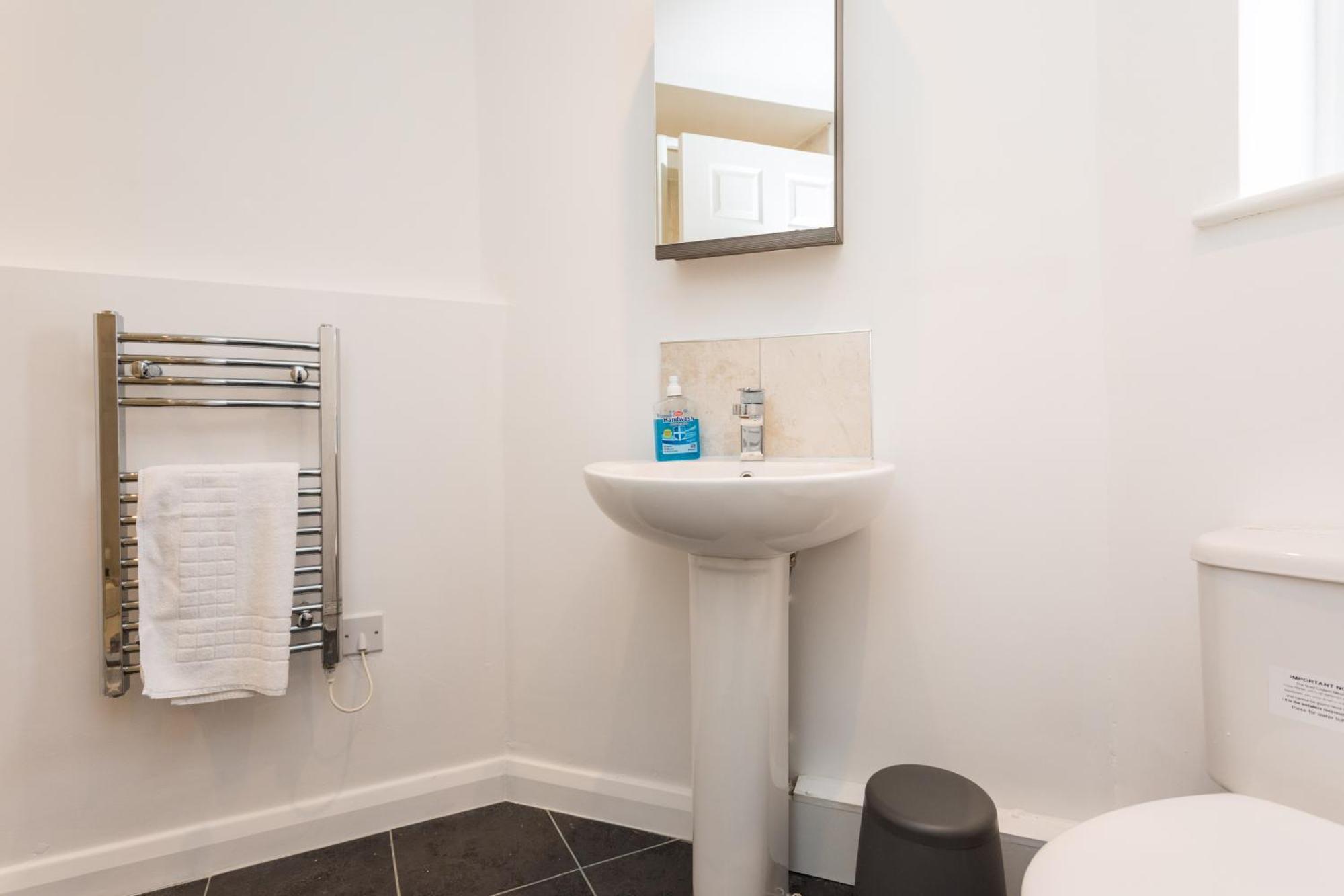 Flat 7- Spacious Studio Flat In The Heart Of Crawley Ngoại thất bức ảnh