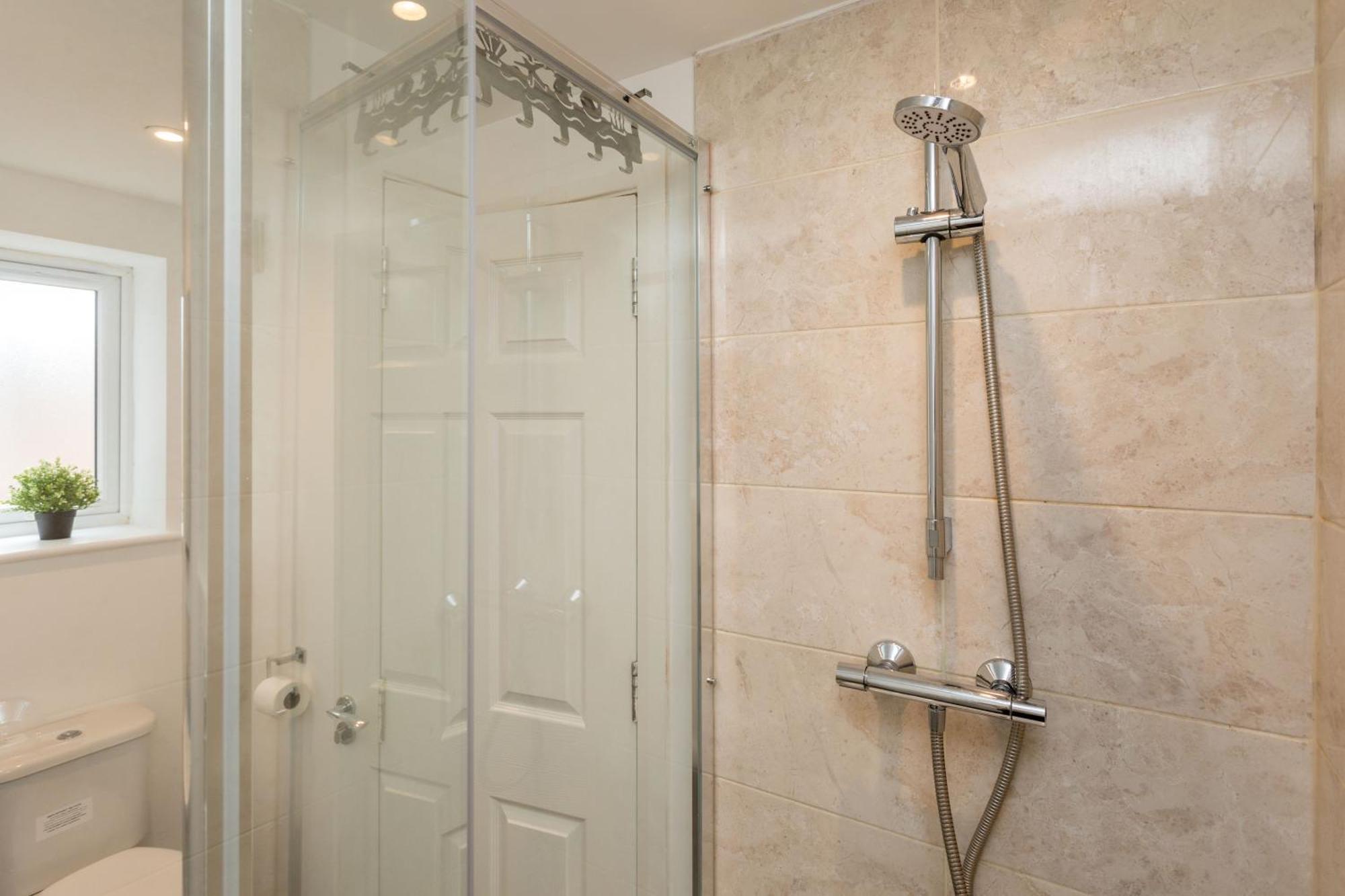 Flat 7- Spacious Studio Flat In The Heart Of Crawley Ngoại thất bức ảnh