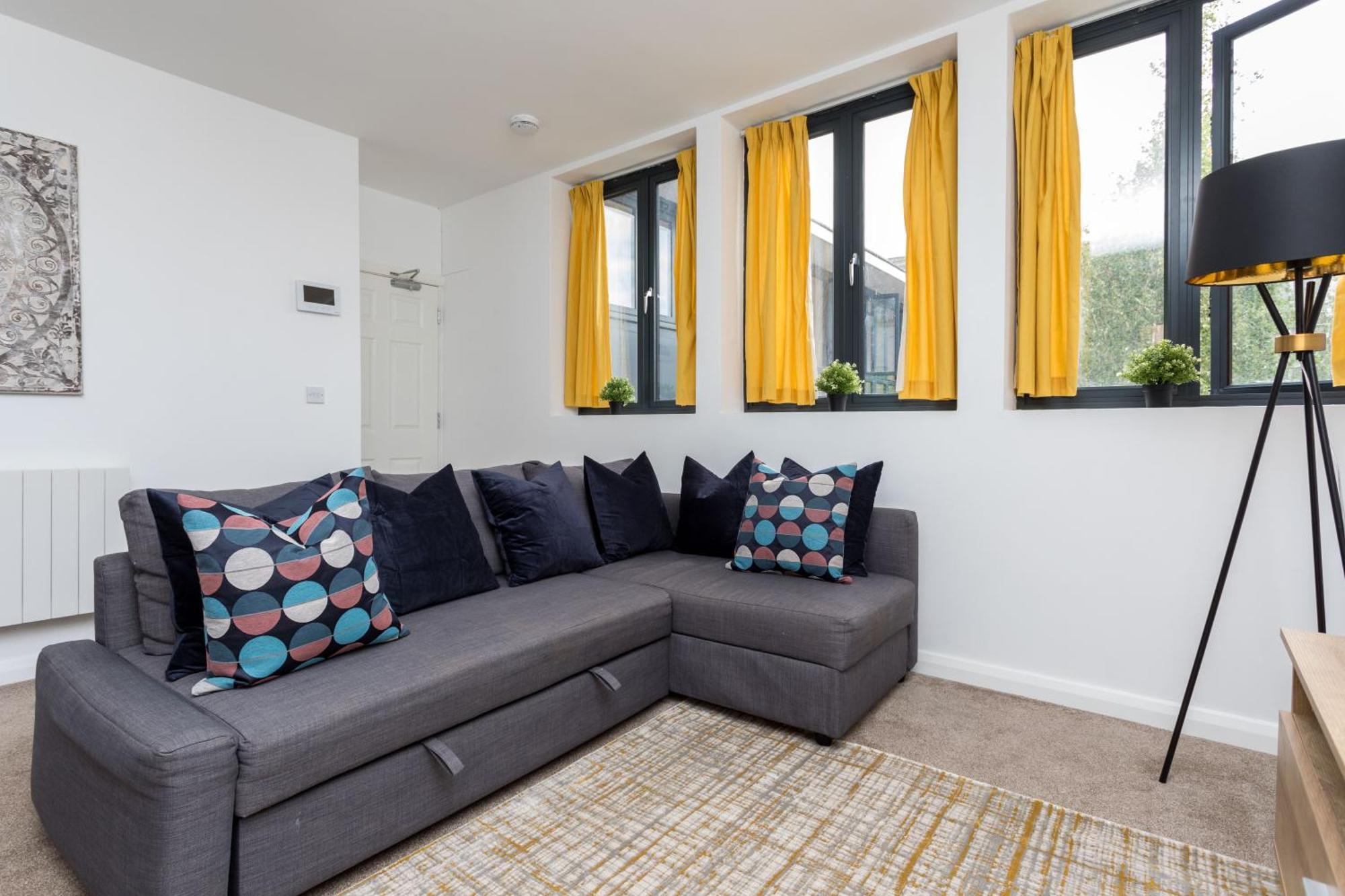 Flat 7- Spacious Studio Flat In The Heart Of Crawley Ngoại thất bức ảnh