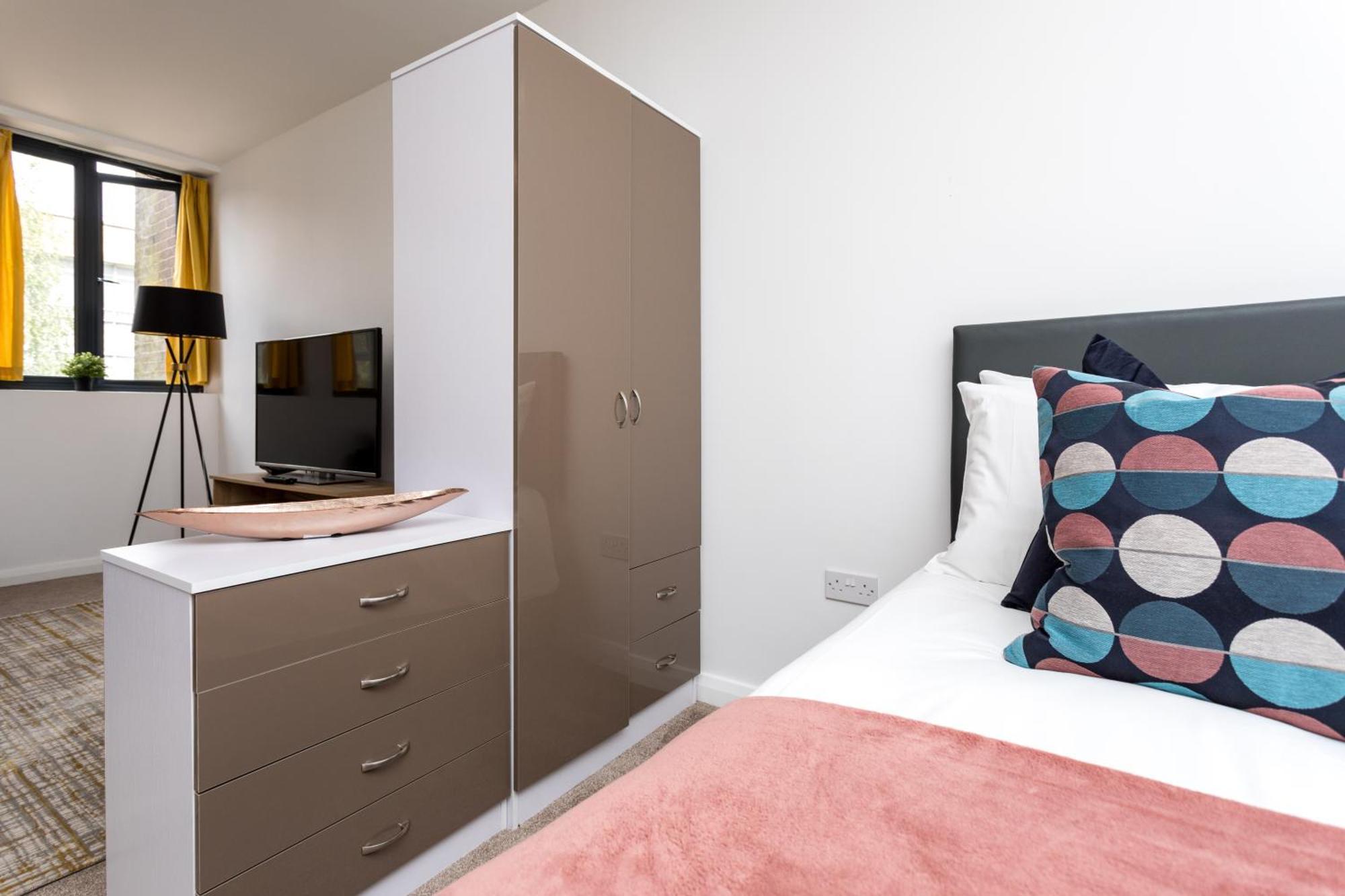 Flat 7- Spacious Studio Flat In The Heart Of Crawley Ngoại thất bức ảnh