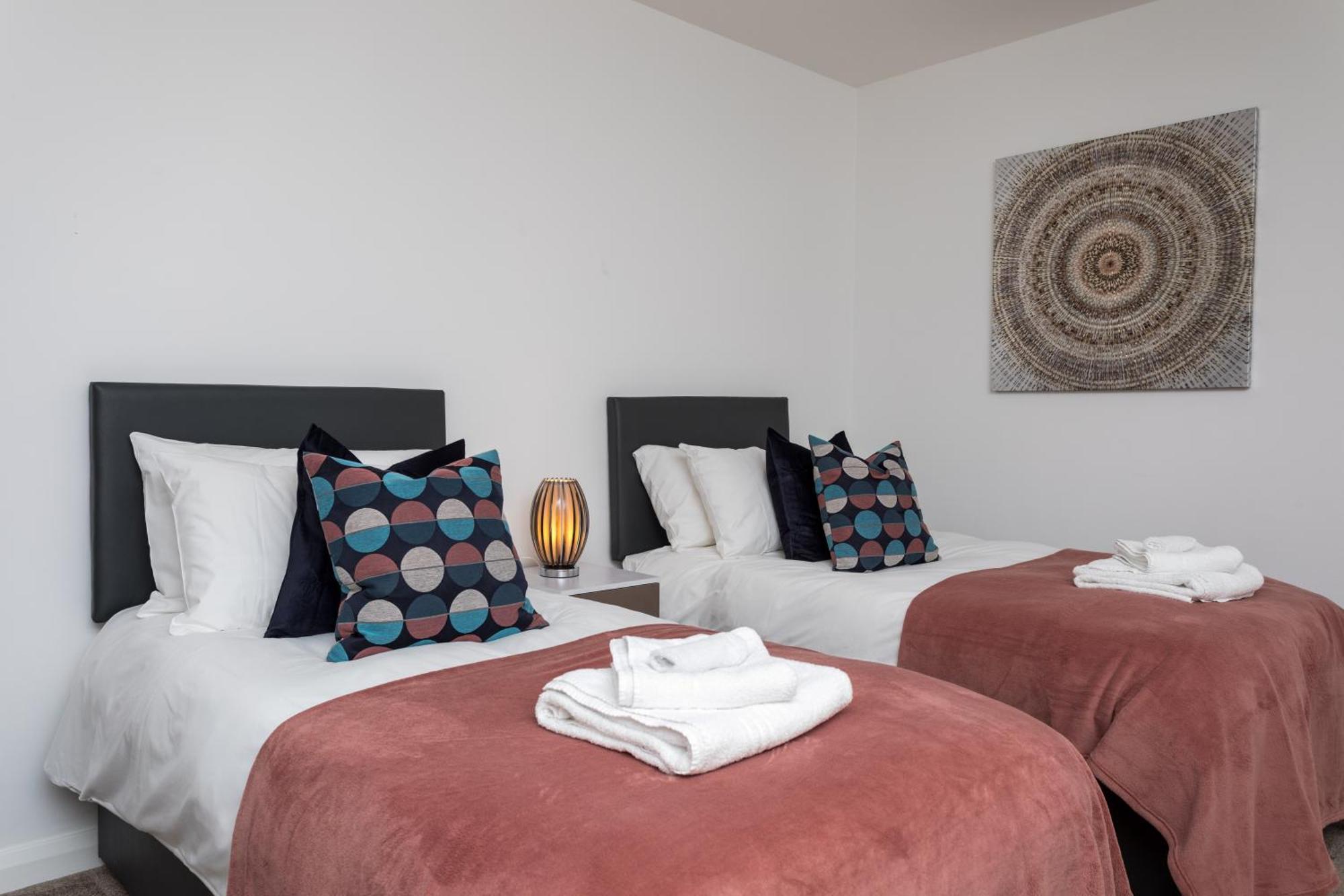 Flat 7- Spacious Studio Flat In The Heart Of Crawley Ngoại thất bức ảnh