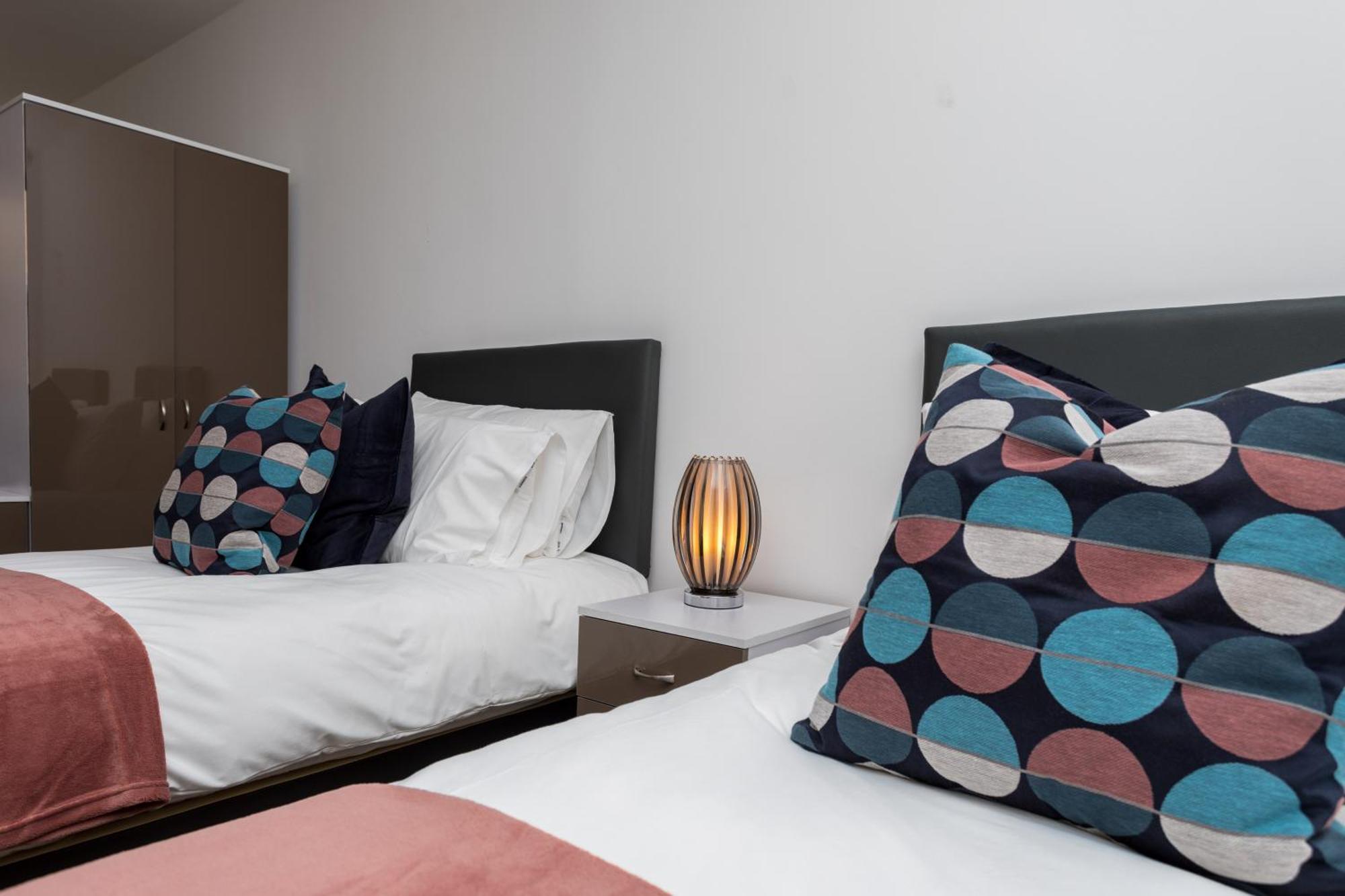 Flat 7- Spacious Studio Flat In The Heart Of Crawley Ngoại thất bức ảnh