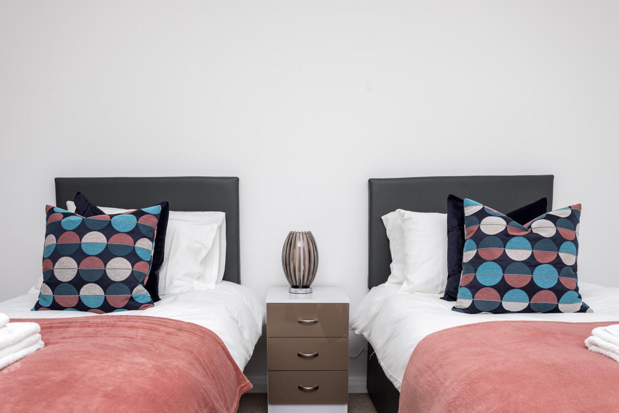 Flat 7- Spacious Studio Flat In The Heart Of Crawley Ngoại thất bức ảnh